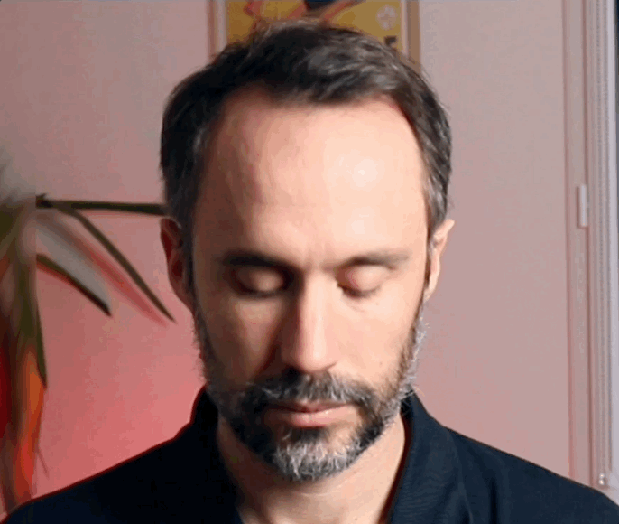 Flexion extension de la nuque pour détendre les cervicales